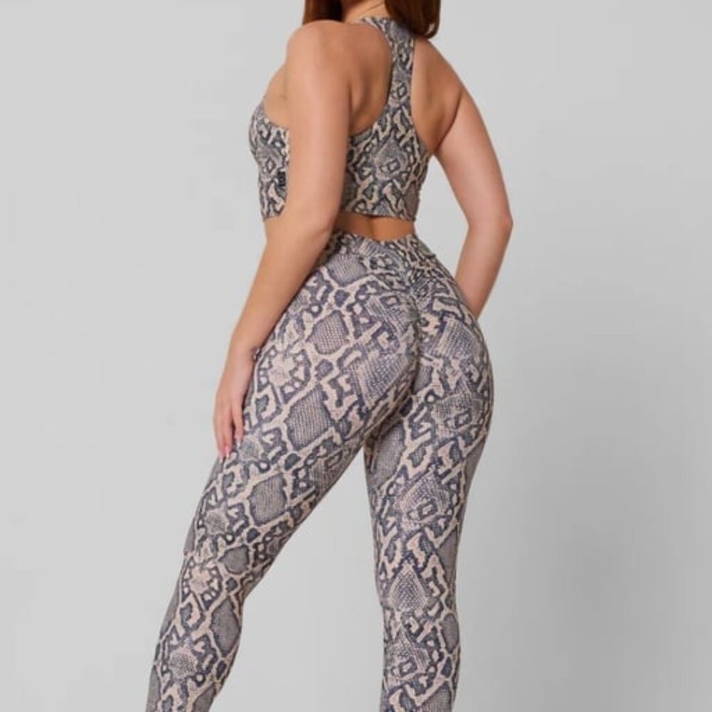 Lici pink and black snakeskin scrunch butt leggings size small